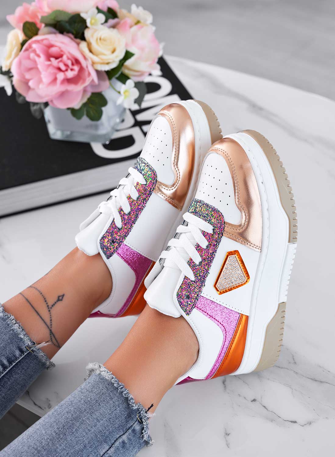 Sneakers bianche con pannelli a contrasto e glitter