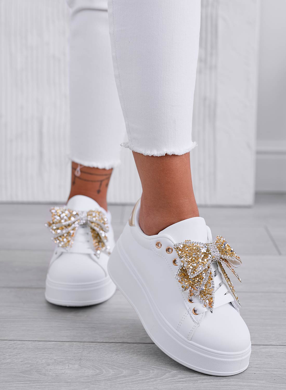 CRYSTAL Sneakers bianche con zeppa e fiocco gioiello oro – Alexoo