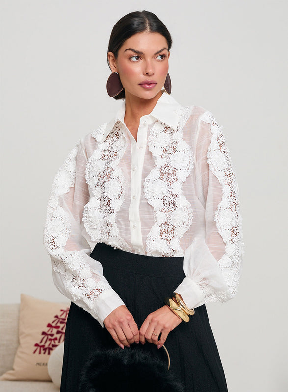 Camicia bianca con pizzo macramè e bottoni in perle
