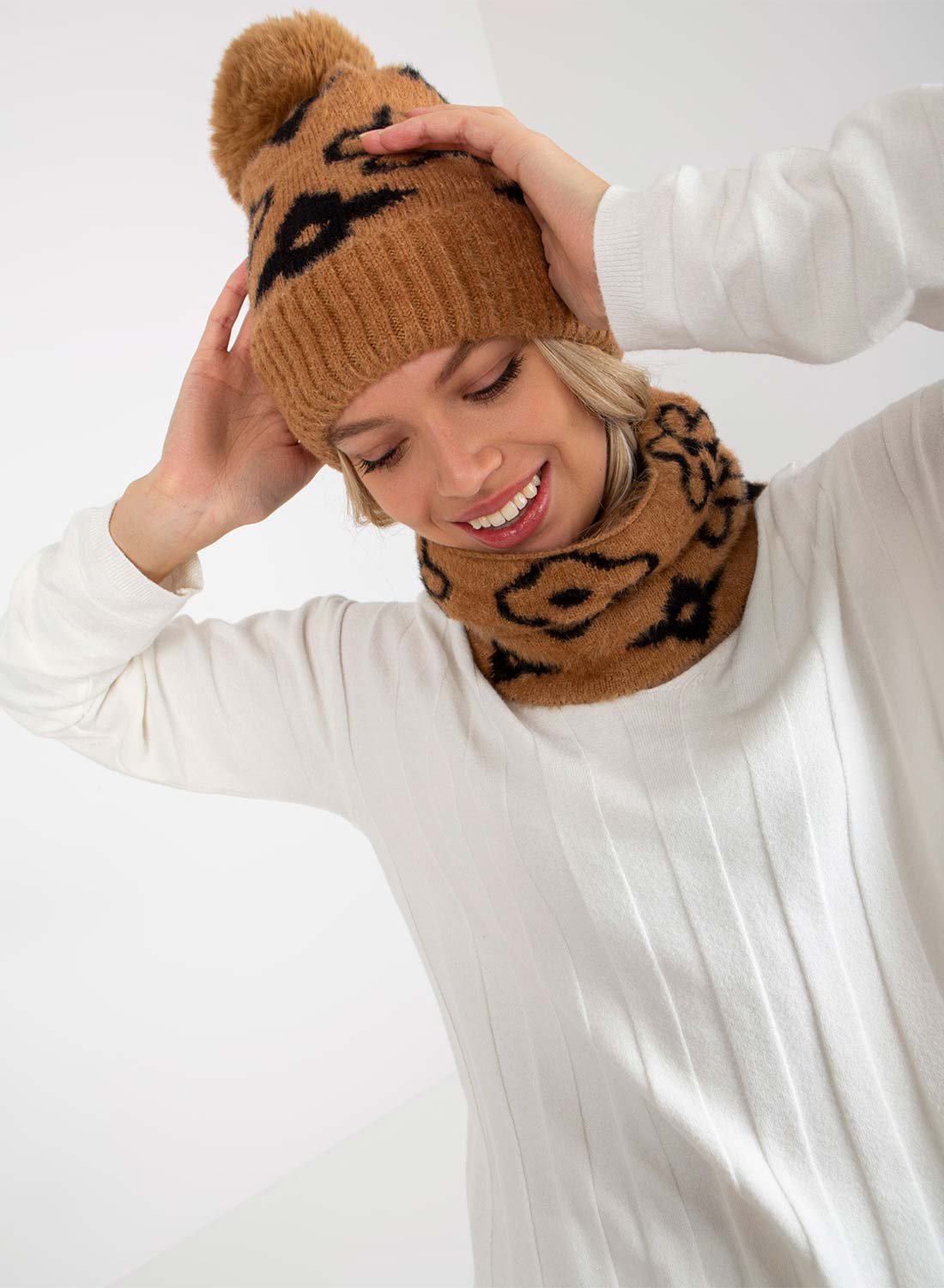Cappello camel imbottito con pompon