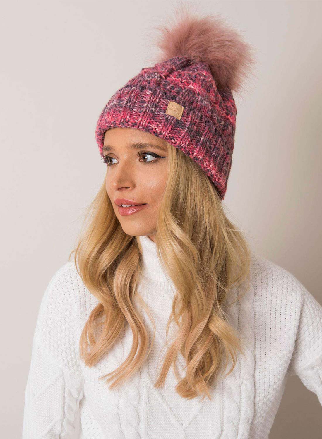 Cappello multicolor imbottito con pompon in ecopelliccia