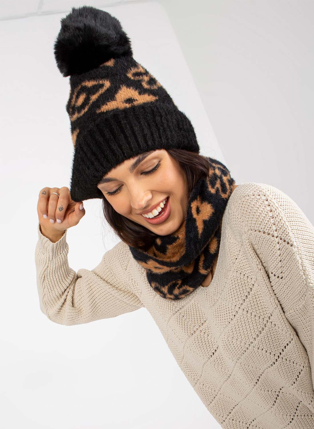 Black padded hat with pompom