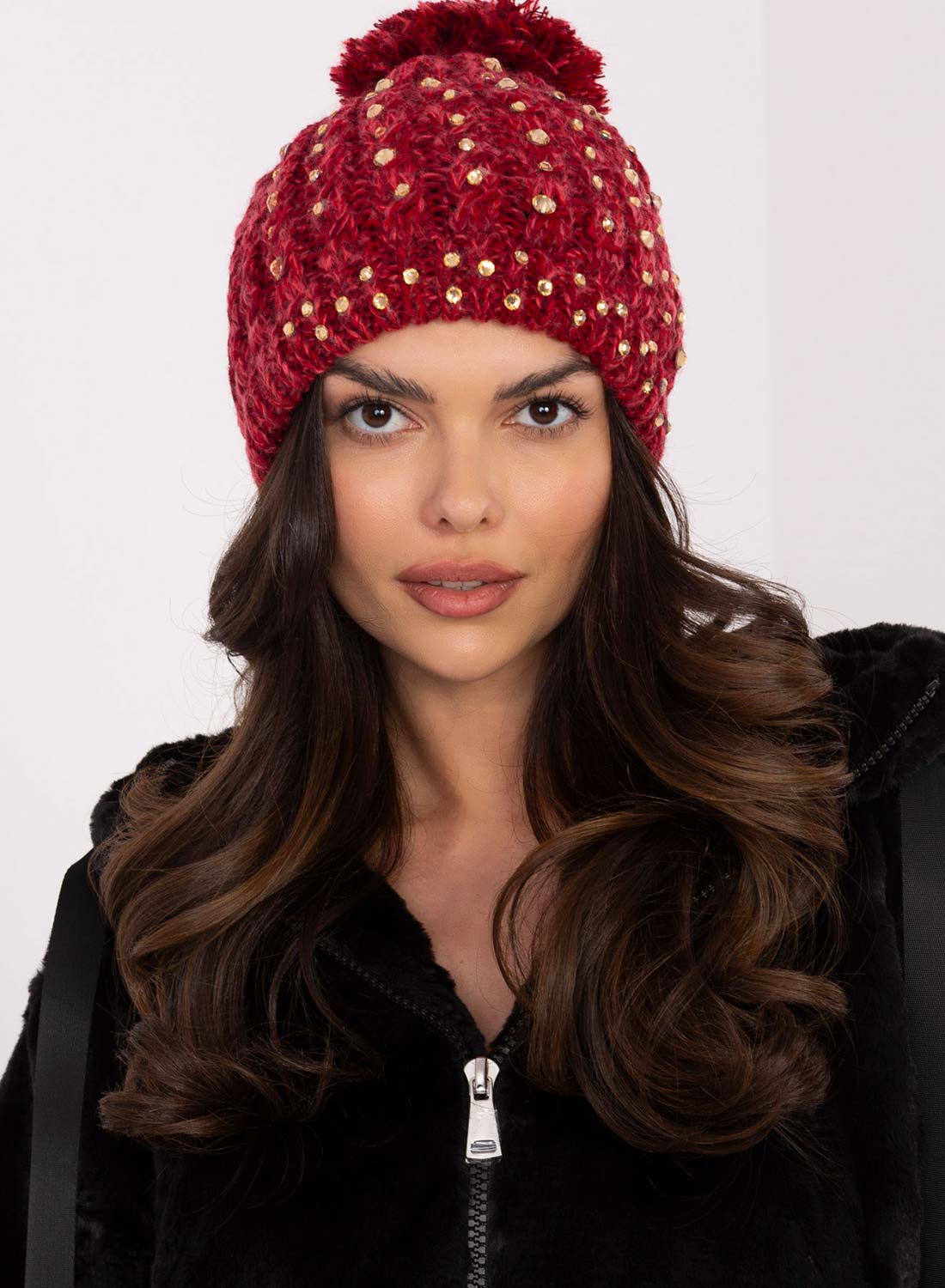 Cappello rosso imbottito con strass e pompon
