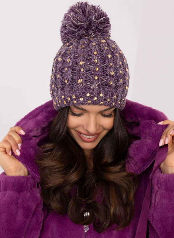 Cappello viola imbottito con strass e pompon