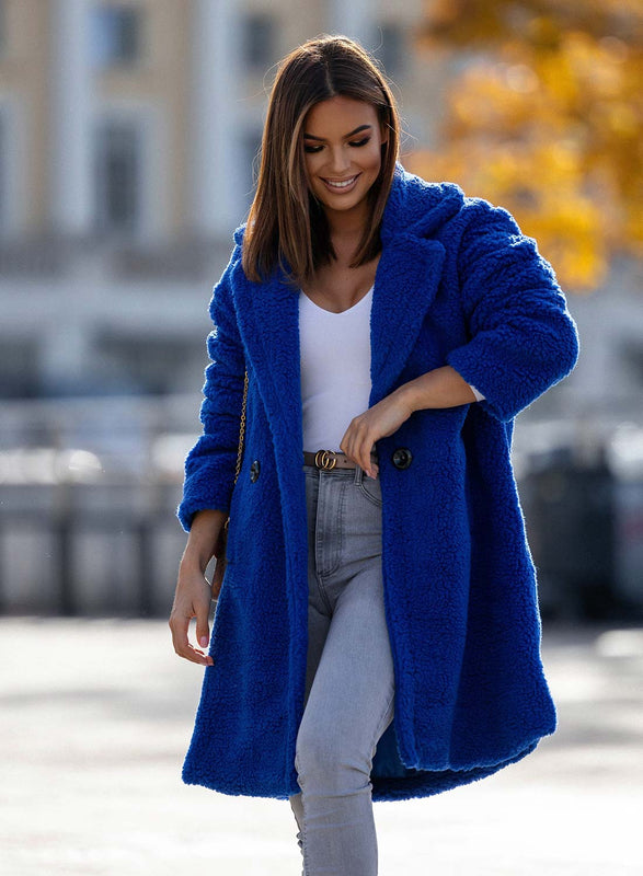 Cappotto teddy blu elettrico con tasche e bottone