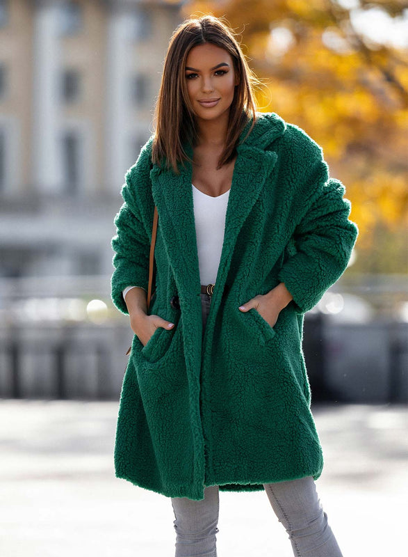 Cappotto teddy verde elettrico con tasche e bottone