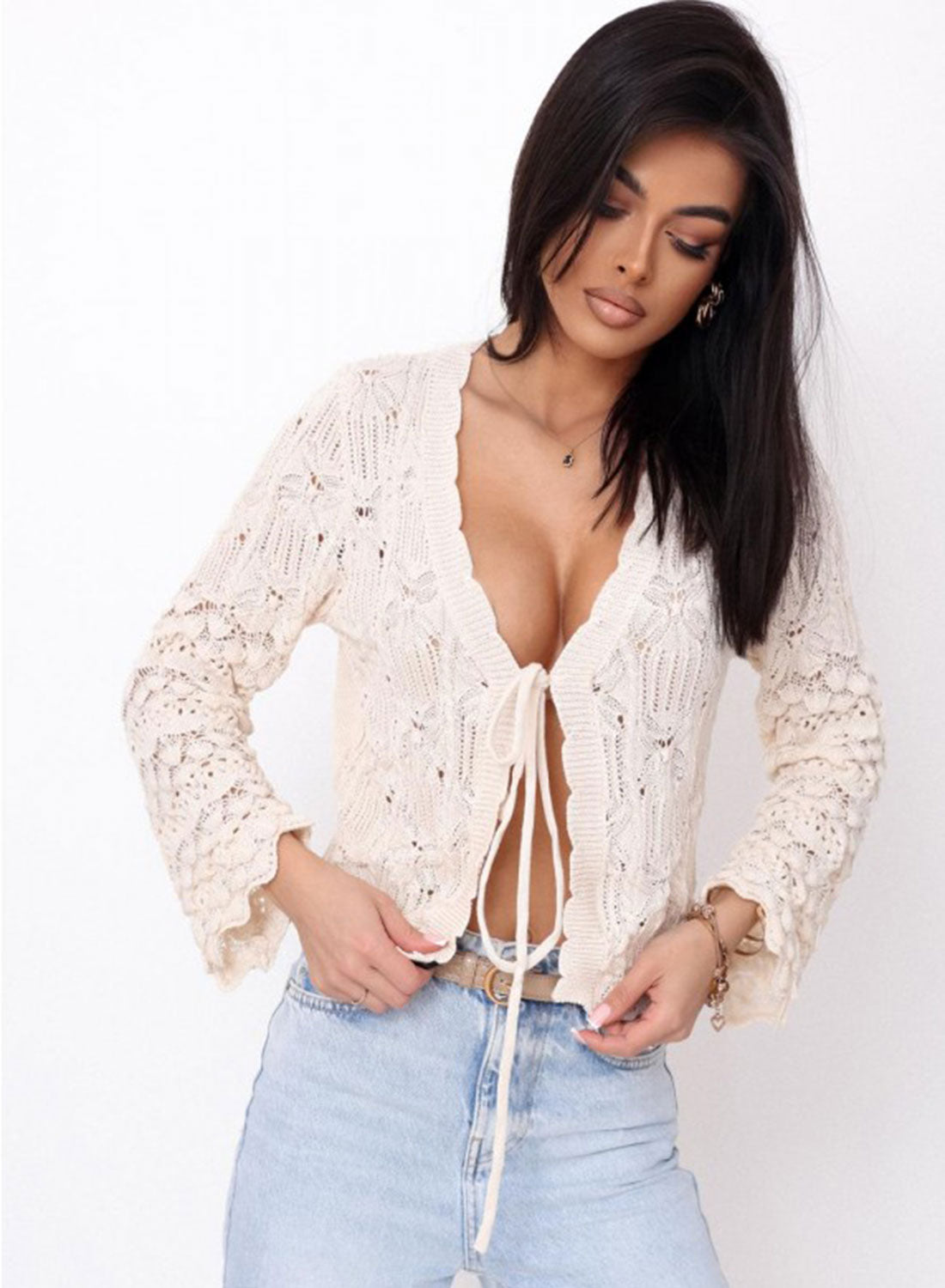Cardigan corto beige in maglia traforata con maniche lunghe e laccetti