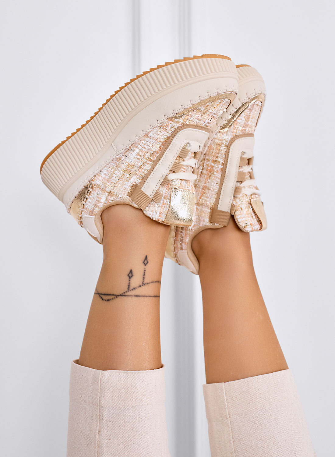 DAFNE - Baskets beige à plateforme en tweed boue avec détails dorés