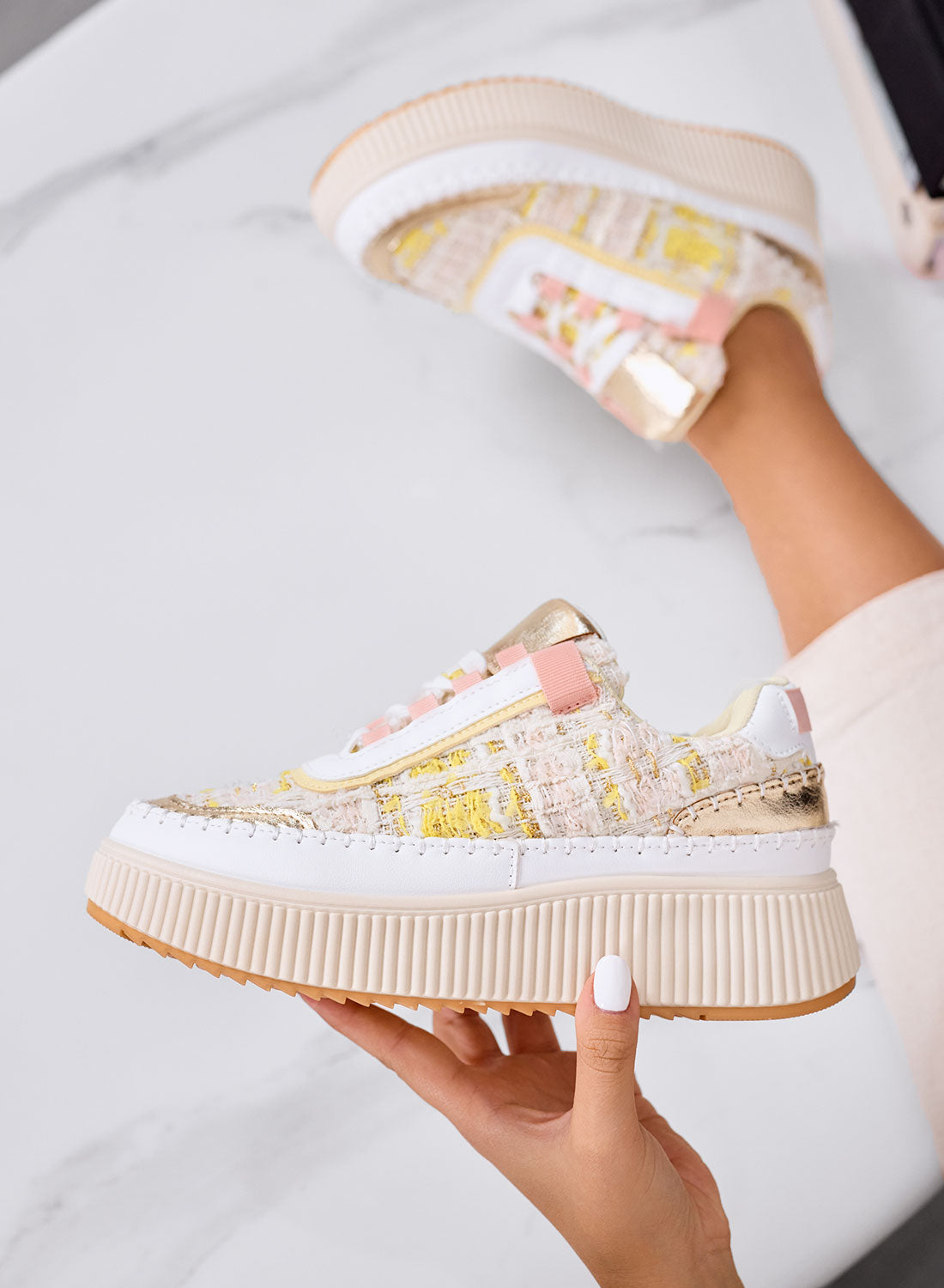 DAFNE - Baskets beige à plateforme en tweed jaune avec détails dorés