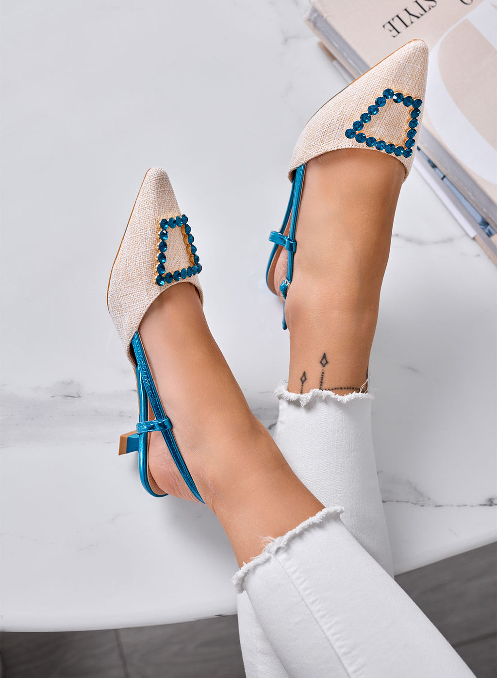 DARLEEN - Decolletè beige Slingback Eleganti a Punta con Fibbia Gioiello azzurra