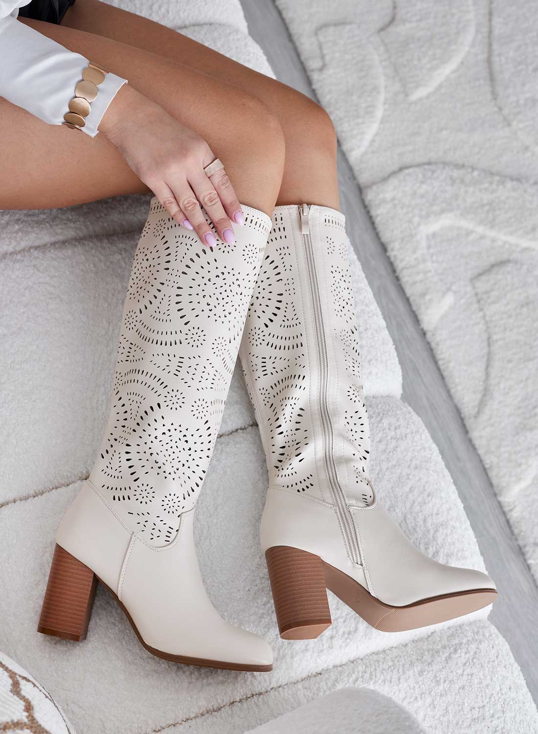 DEREK - Stivali beige traforati con tacco comodo