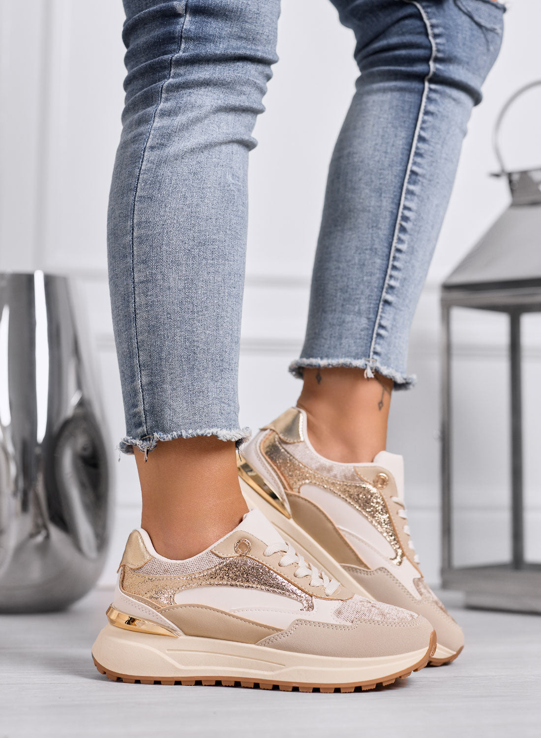 DONATA - Sneakers beige e oro con dettagli metallizzati e suola platform