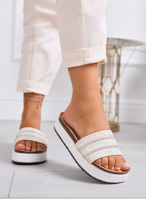 EDVIGE - Sandali bianchi Ciabatte platform con fascia ricamata oro