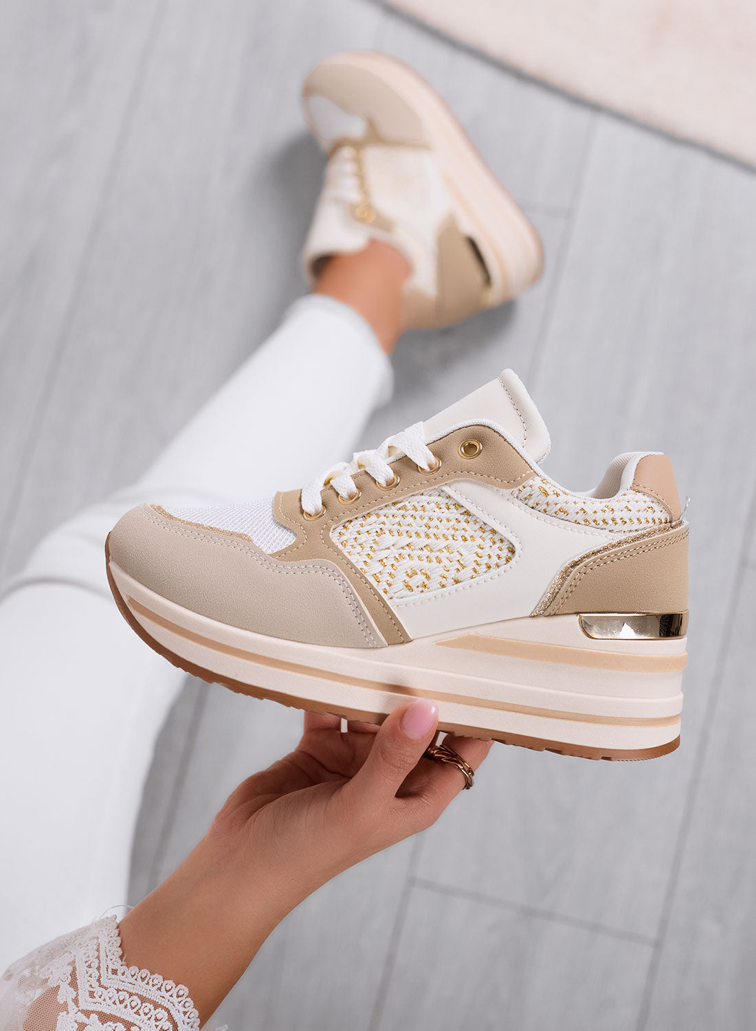 SELLY - Sneakers beige con zeppa e dettagli ricamati