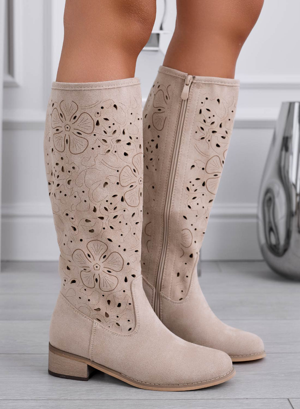 Stivali beige al polpaccio scamosciati traforati