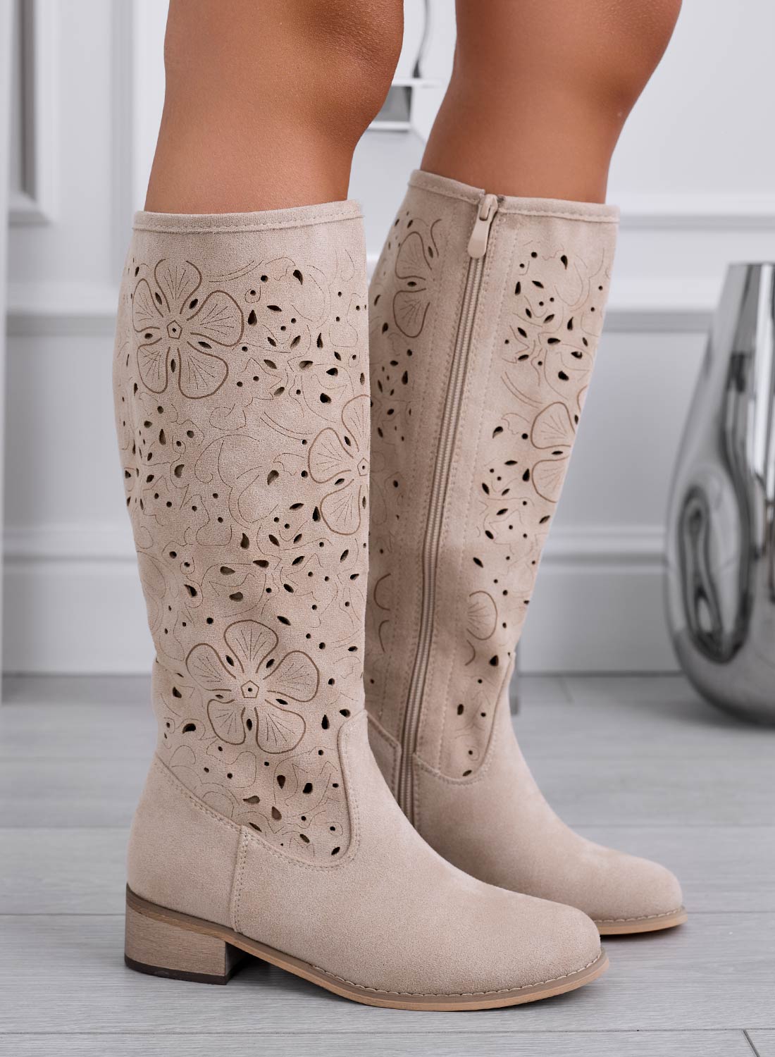 Stivali beige al polpaccio scamosciati traforati