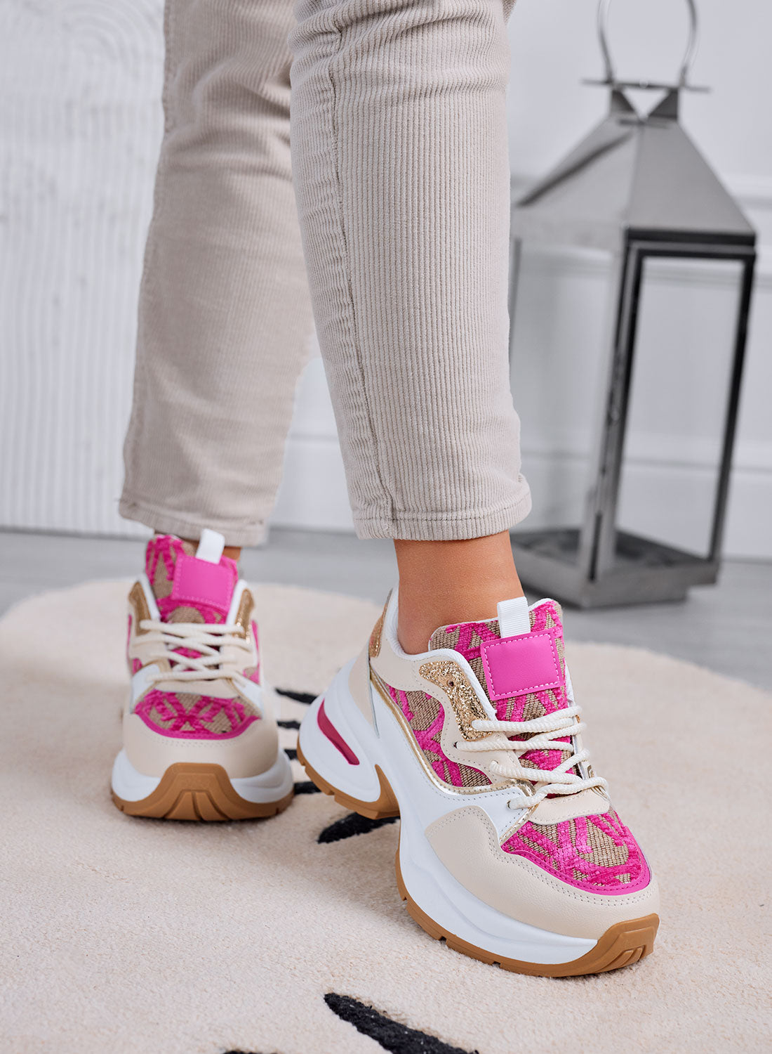 ENEA - Beige sneakers with fuchsia fabric inserts