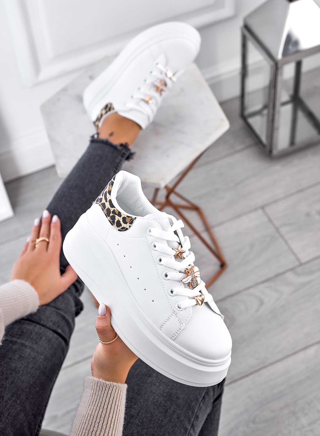 Sneakers bianche con applicazioni oro e retro maculato