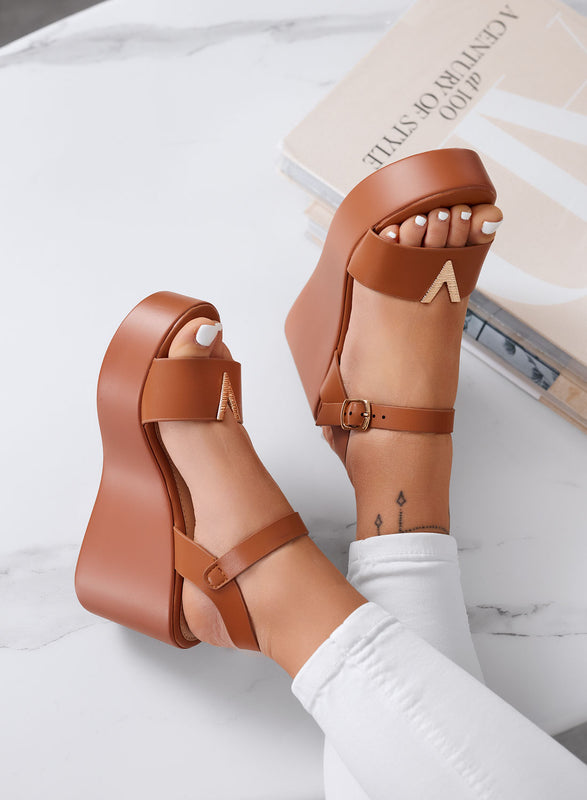 FABIANA - Sandali camel con zeppa e dettaglio V oro