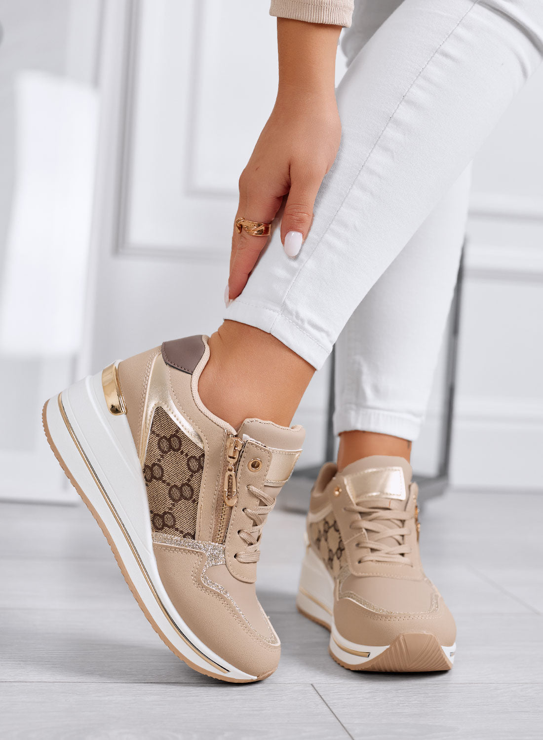 FABRIZIA - Baskets taupe avec semelle compensée et empiècements en tissu