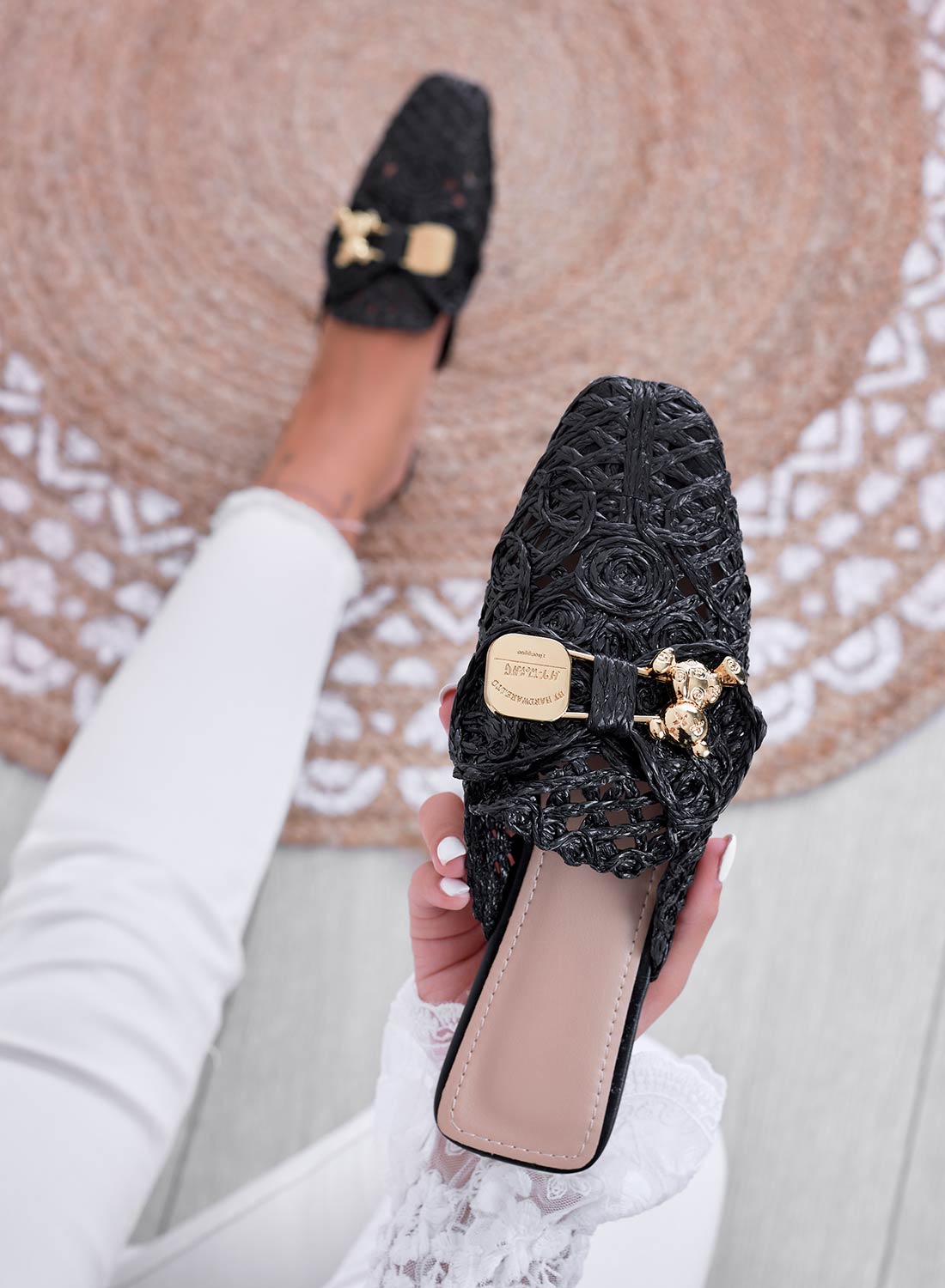 FIESTA - Espadrillas nere sabot ricamate con teddy oro