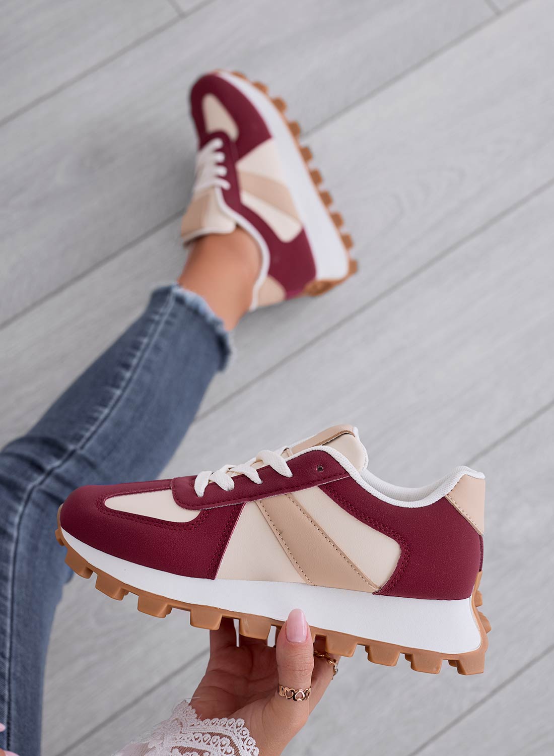 Burgundy sneakers with contrasting panels