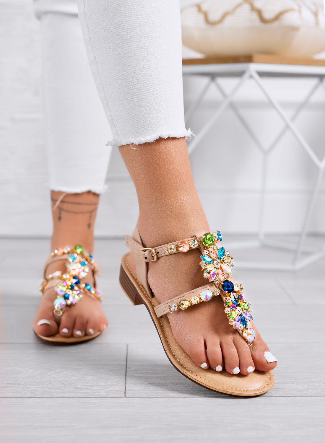 GIULY - Sandali beige bassi con pietre gioiello multicolore
