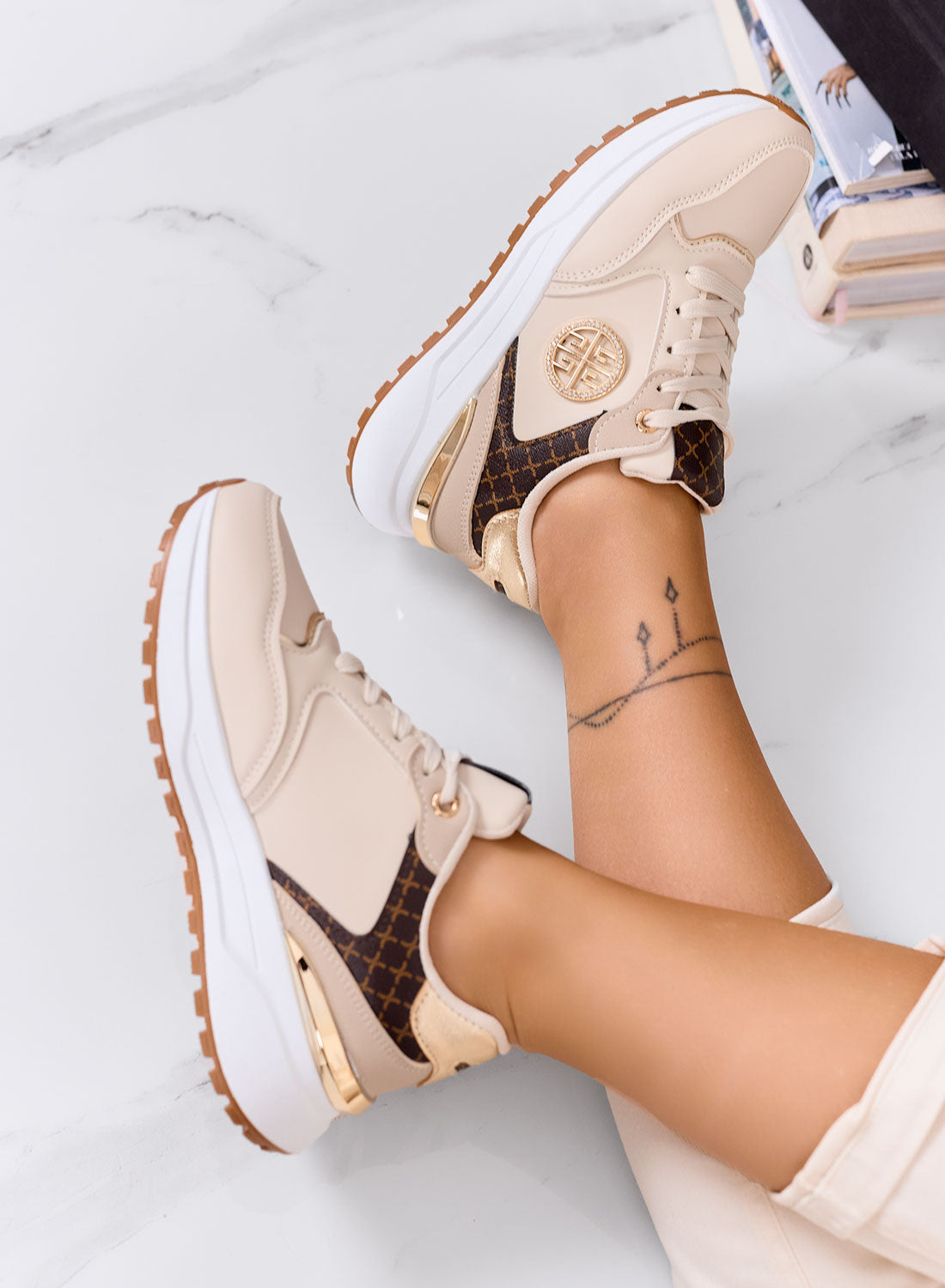 GLAMY - Baskets beiges avec détails dorés et imprimé monogramme