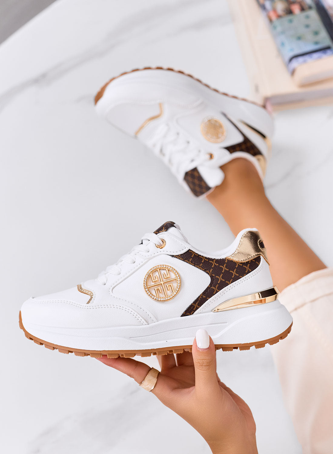 GLAMY - Baskets blanches avec détails dorés et imprimé monogramme