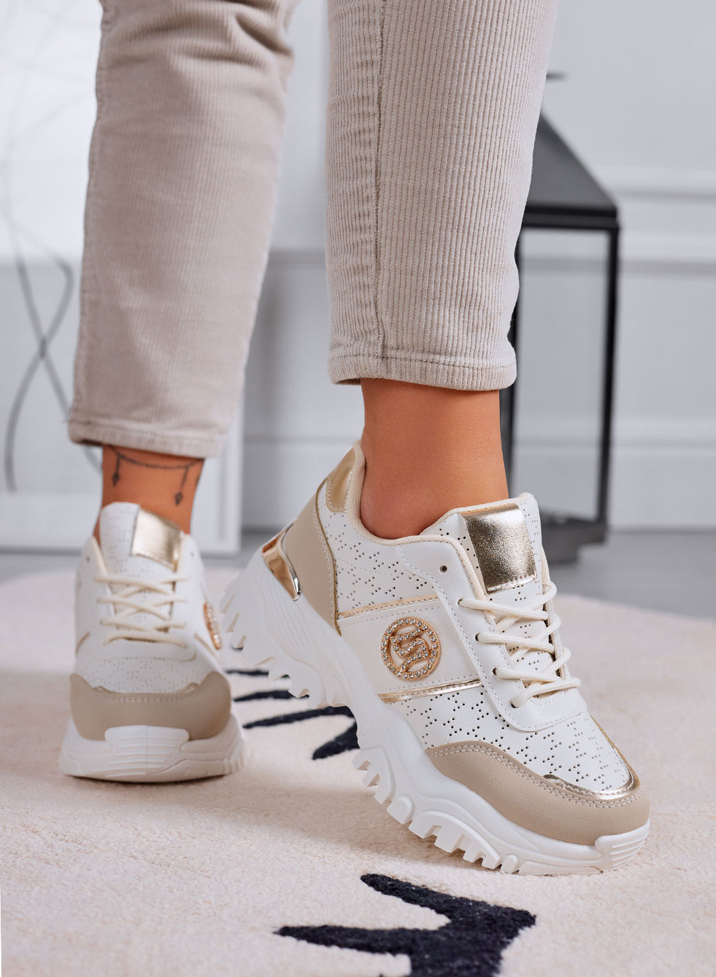 GRAZIA - Sneakers beige traforate con applicazione gioiello