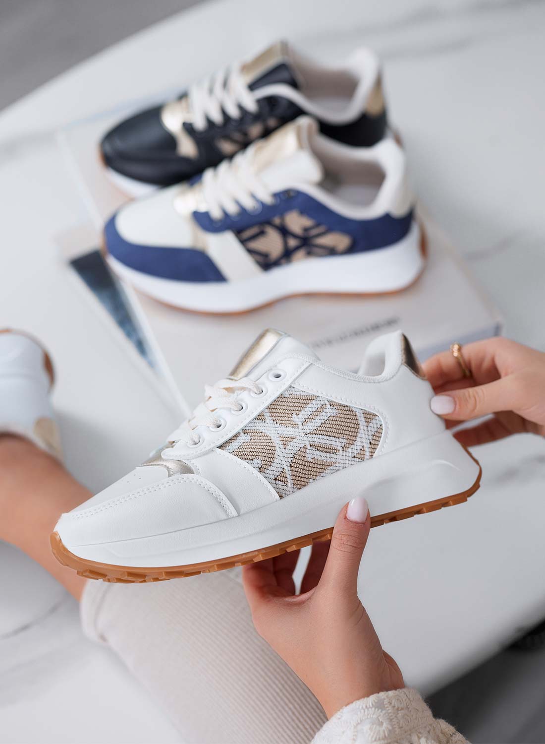 HARRIS - Sneakers da donna bianca con trama elegante e dettagli oro