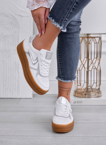 Sneakers bianche con inserti argento laminati e suola in gomma