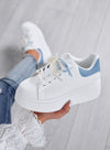 IOLANDA - Baskets blanches avec talon bleu clair et nœud en perles