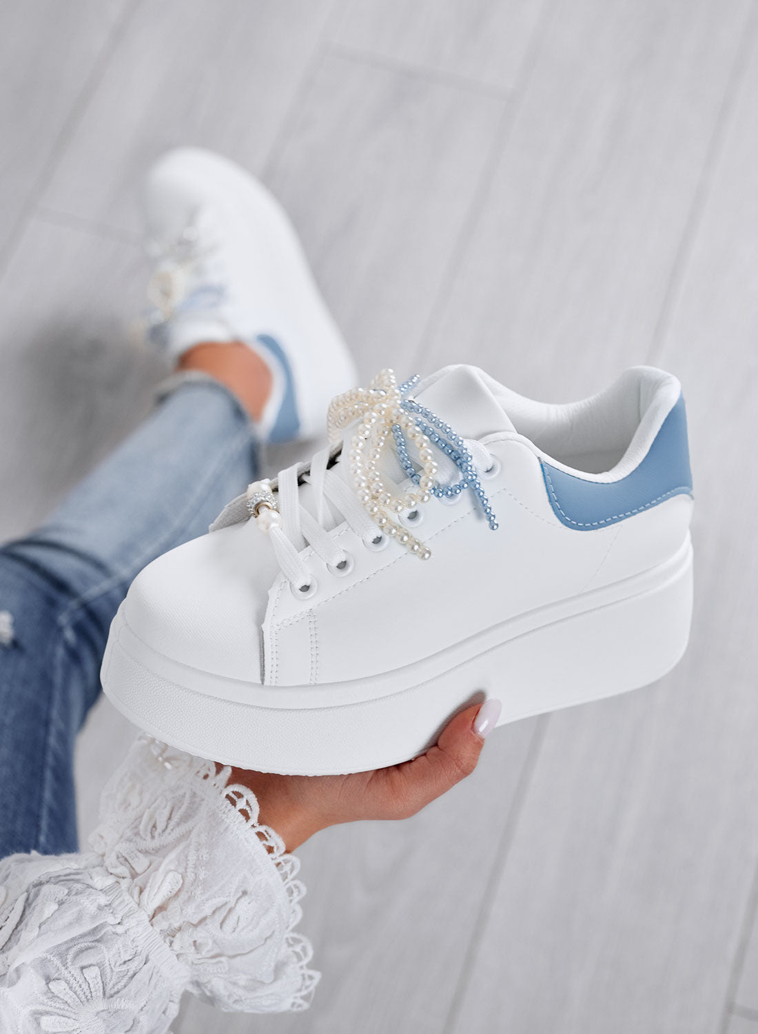IOLANDA - Sneakers bianche con retro azzurro e fiocco in perle