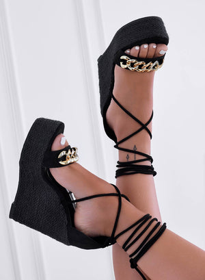 Sandali neri espadrillas stringati con zeppa e catena oro