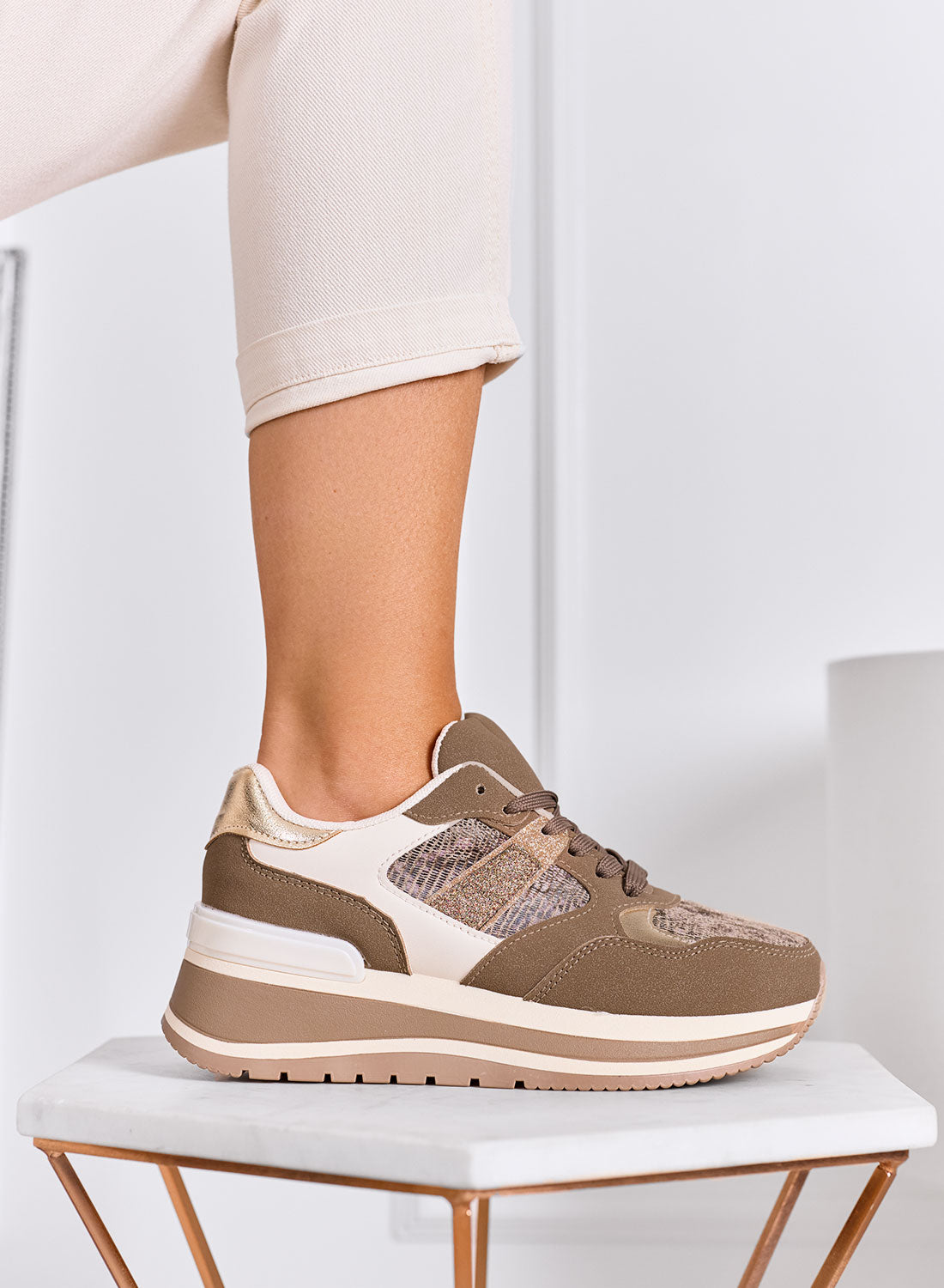ISOTTA - Baskets taupe avec détails pailletés or et semelle compensée
