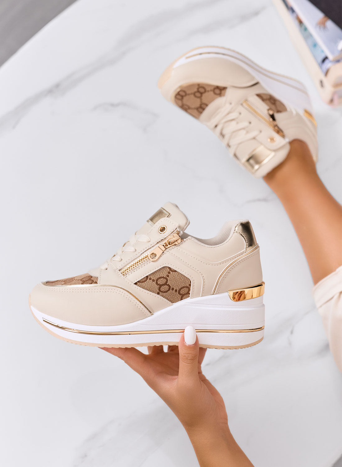 JERSEY - Baskets beiges avec fermeture éclair dorée et empiècements monogramme
