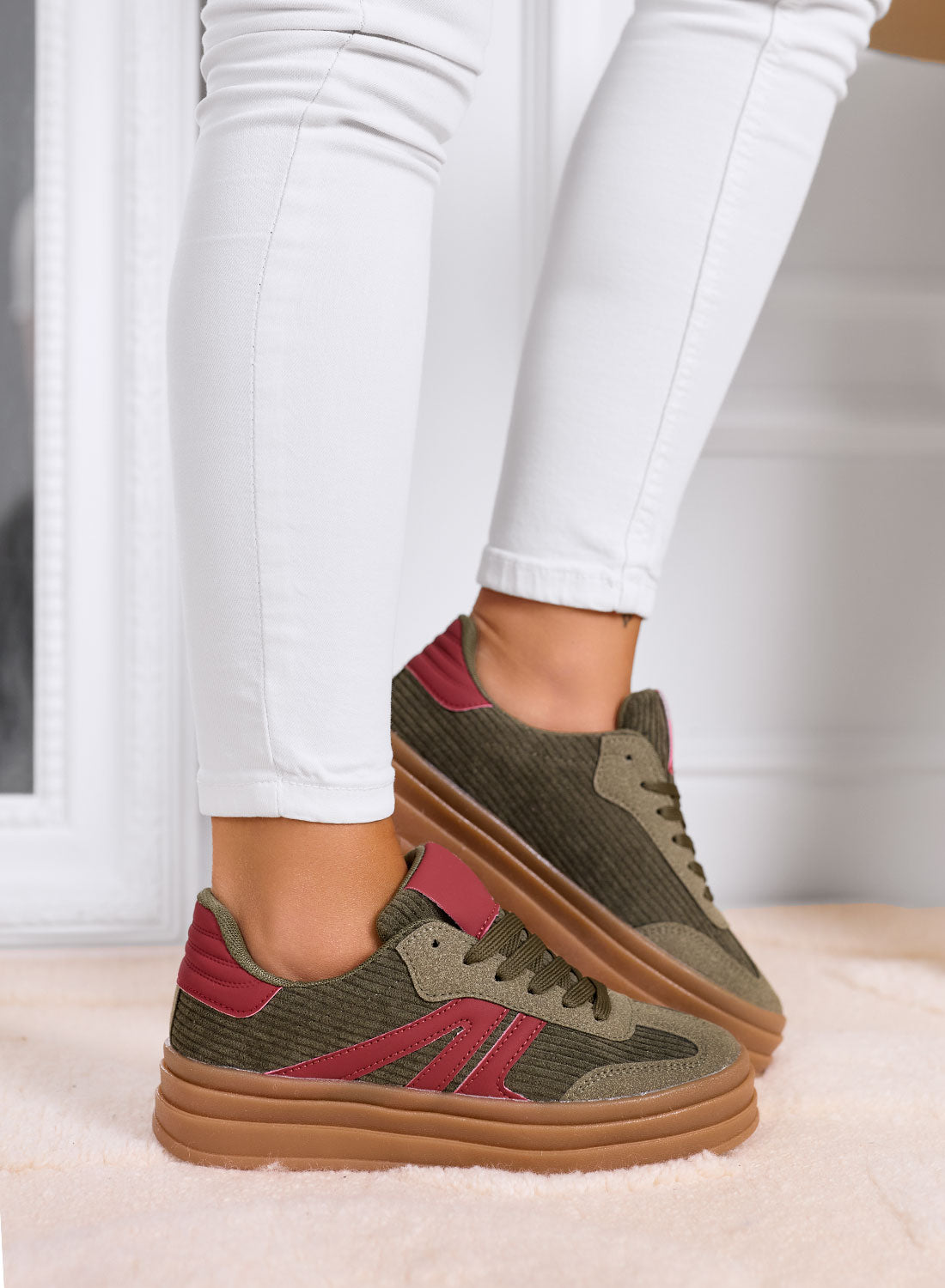 JOLENE - Sneakers verde militare con dettagli bordeaux e suola platform