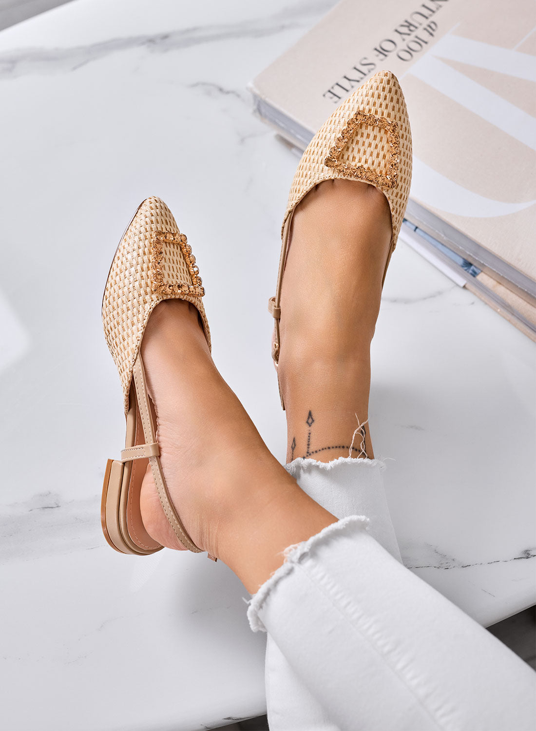 JONES Ballerine beige slingback con punta a V e fibbia gioiello