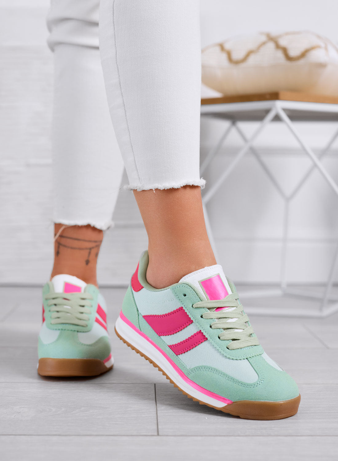 JUNO - Sneakers verdi in tessuto con dettagli fuxia e suola in gomma