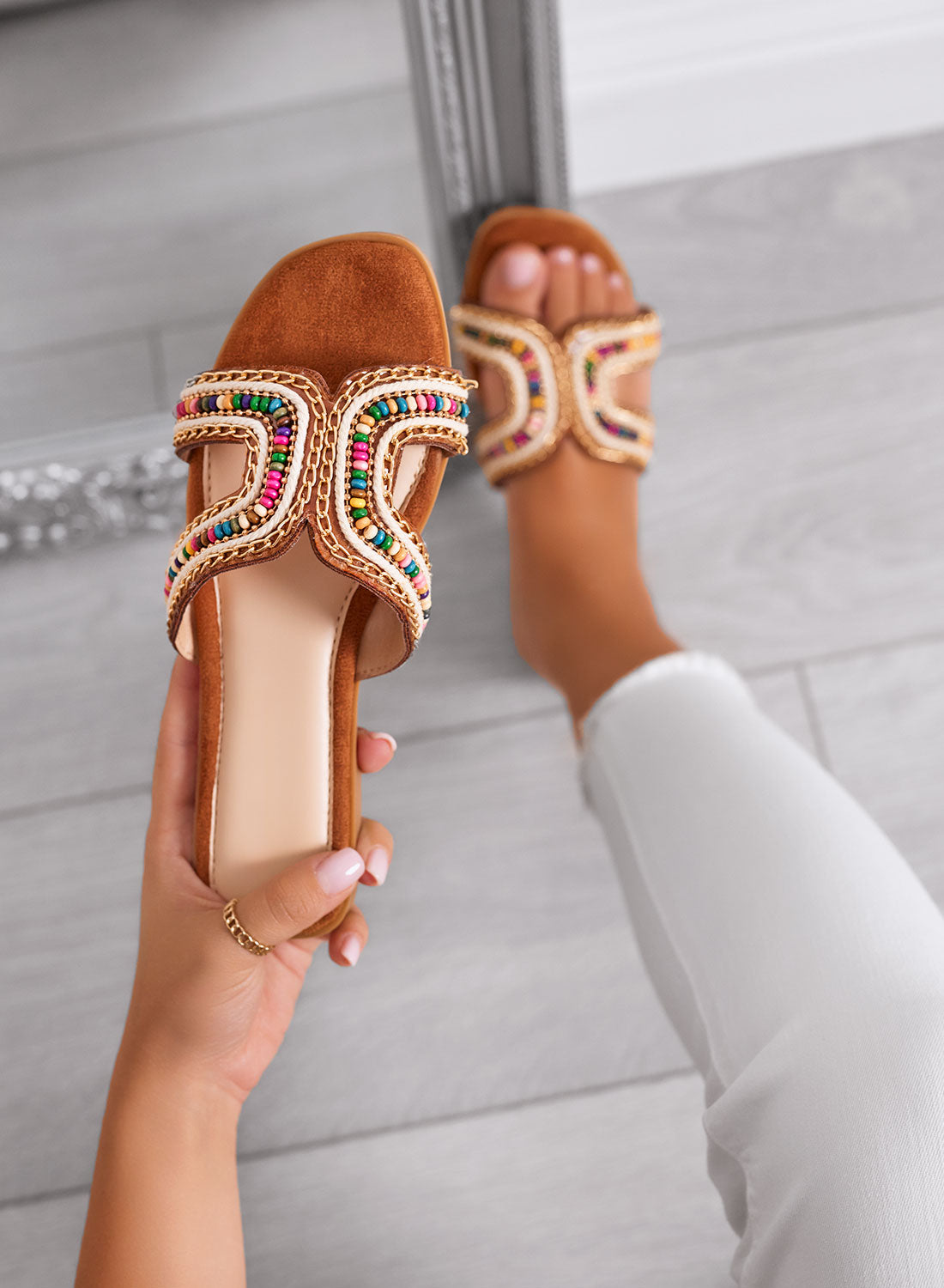 KARMEN - Sandali camel Ciabatte flat con perline multicolor e dettagli dorati