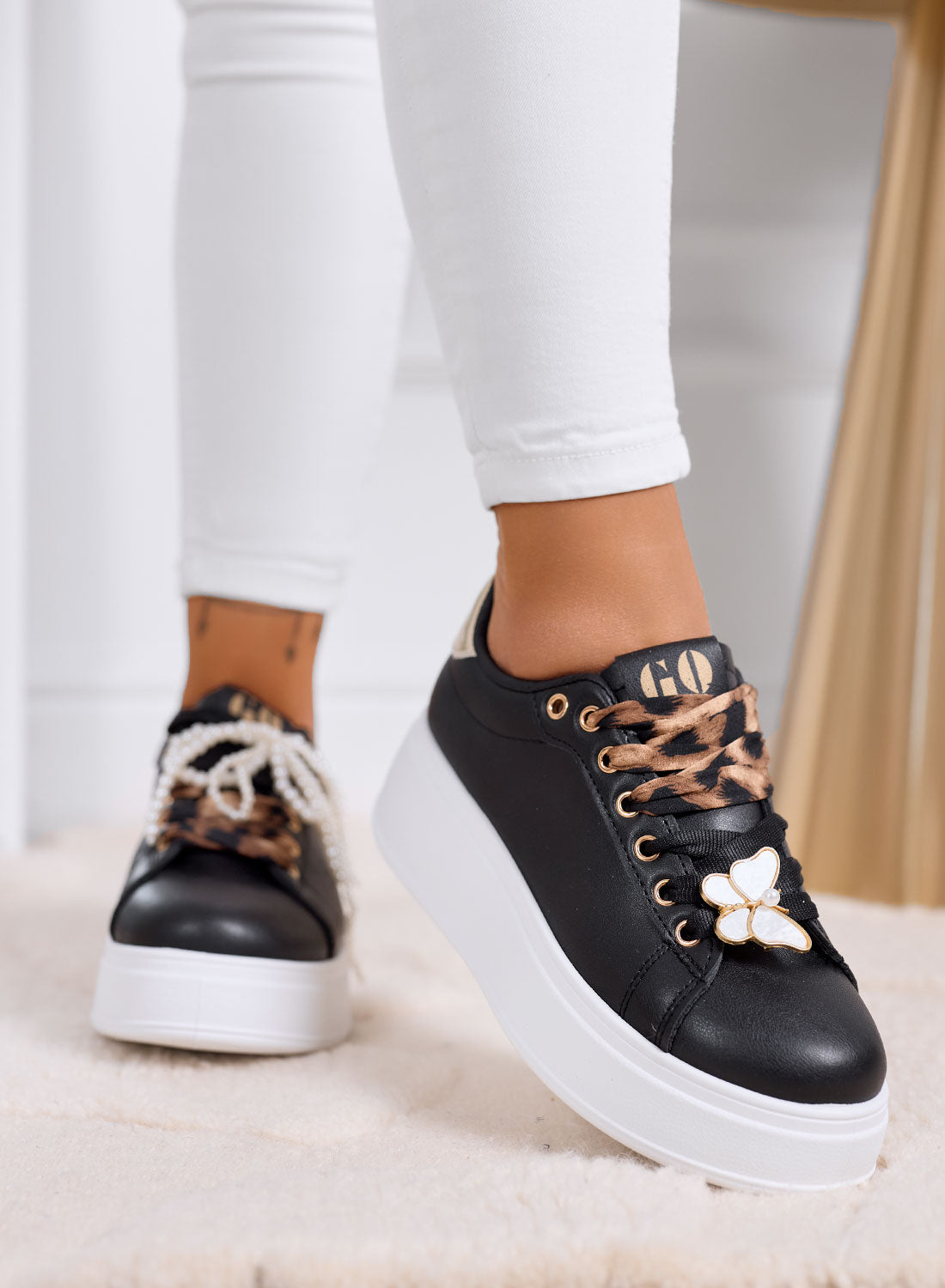 LAURA - Sneakers nere platform con lacci animalier e dettagli gioiello