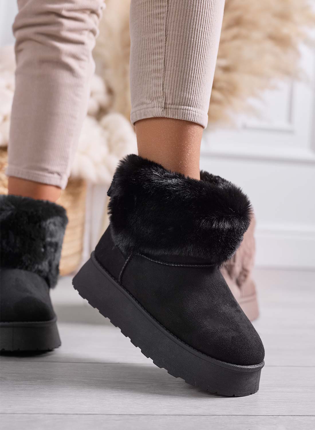 LIAA - Women's black ankle boots padded with soft fur