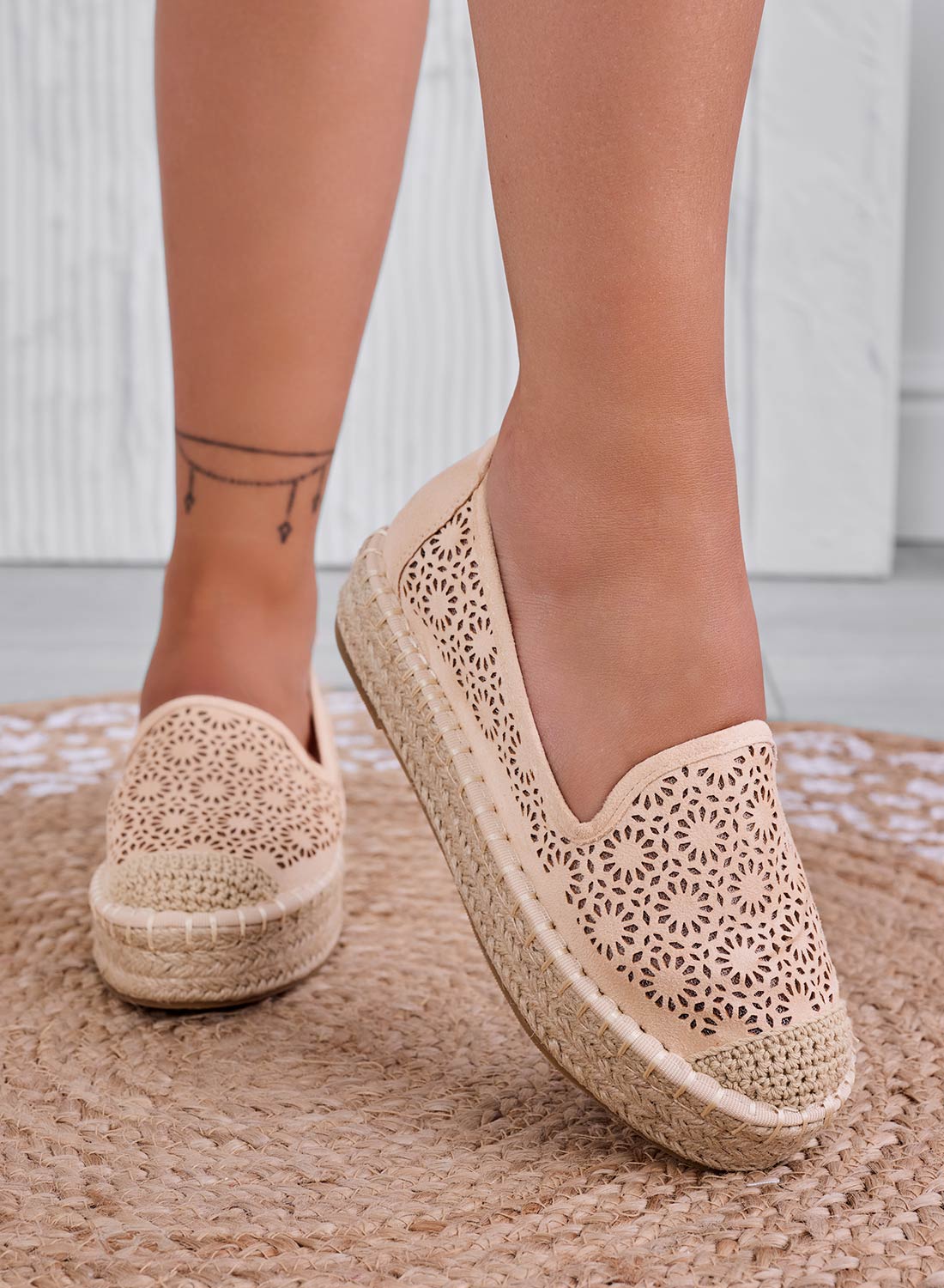 Espadrillas beige ricamate con zeppa