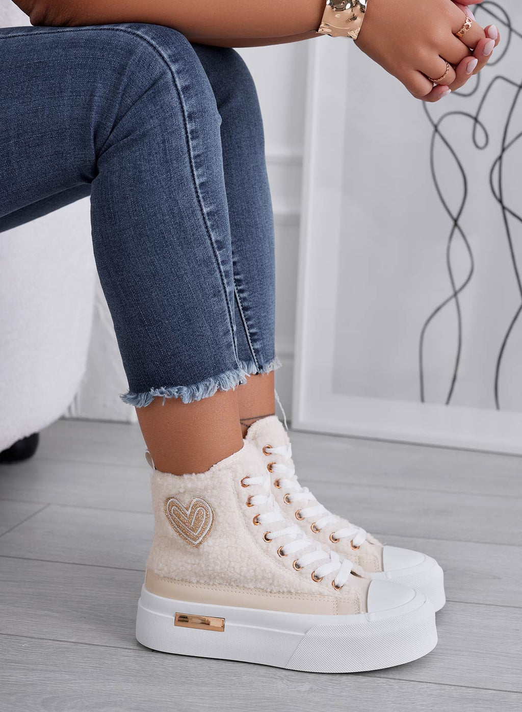 Sneakers beige alte in ecopelliccia con cuore oro