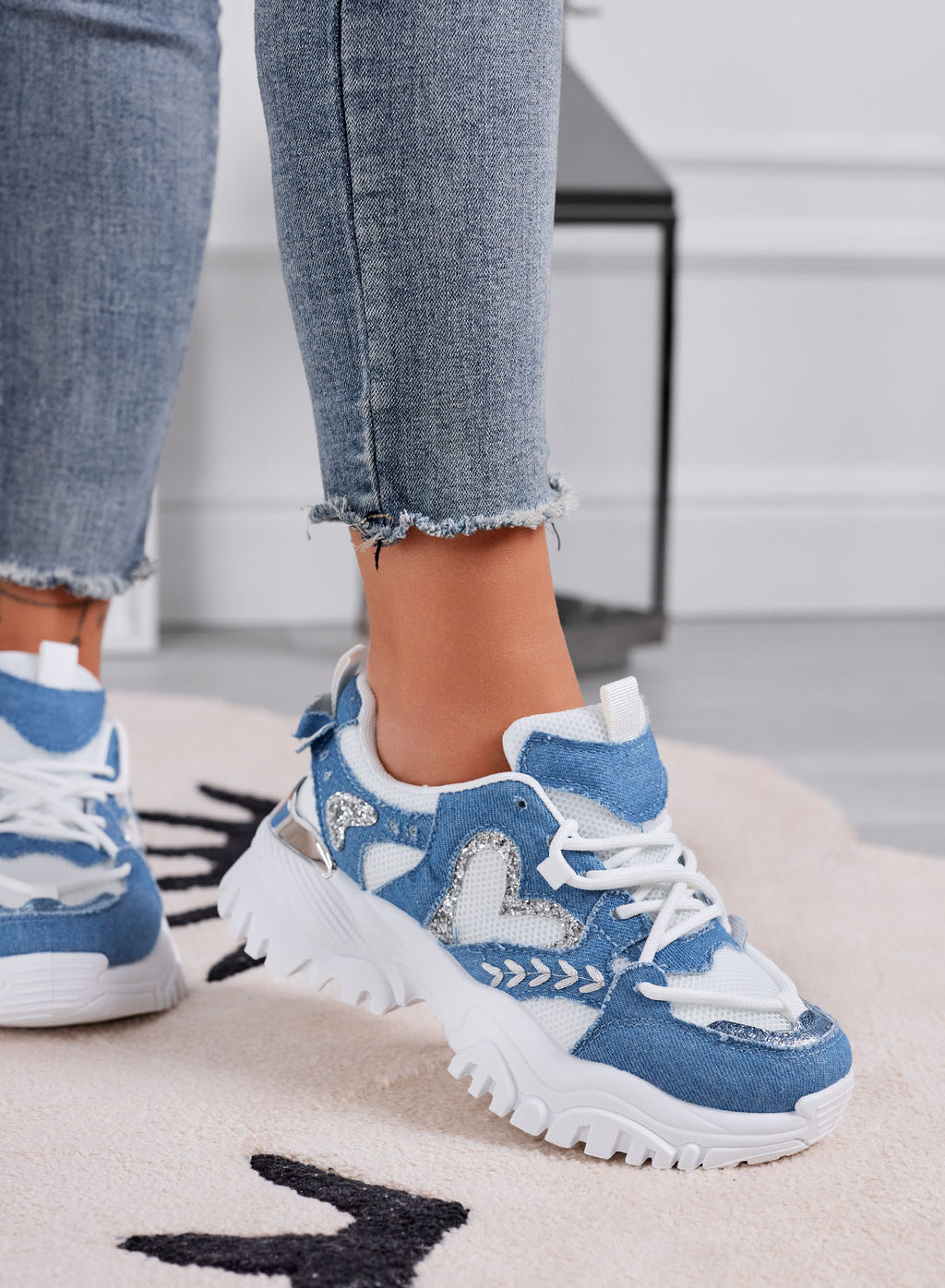 LORY - Sneakers bianche sportive da donna con cuore e inserti blu jeans