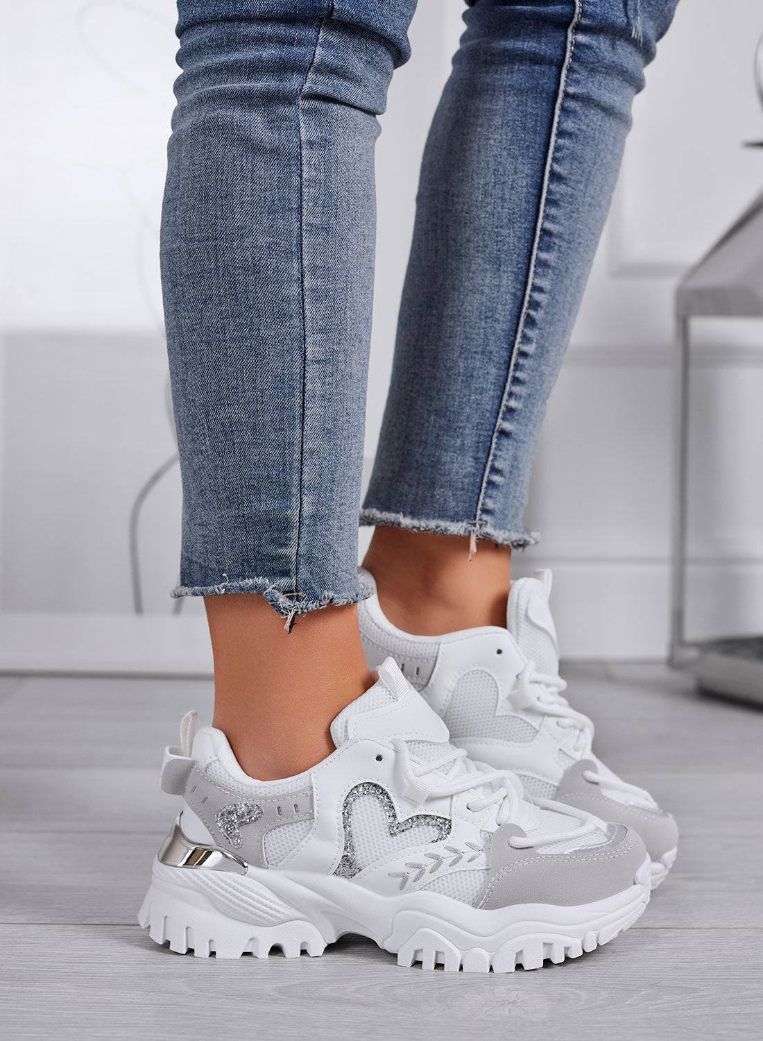 LORY - Sneakers bianche sportive da donna con cuore e inserti grigi