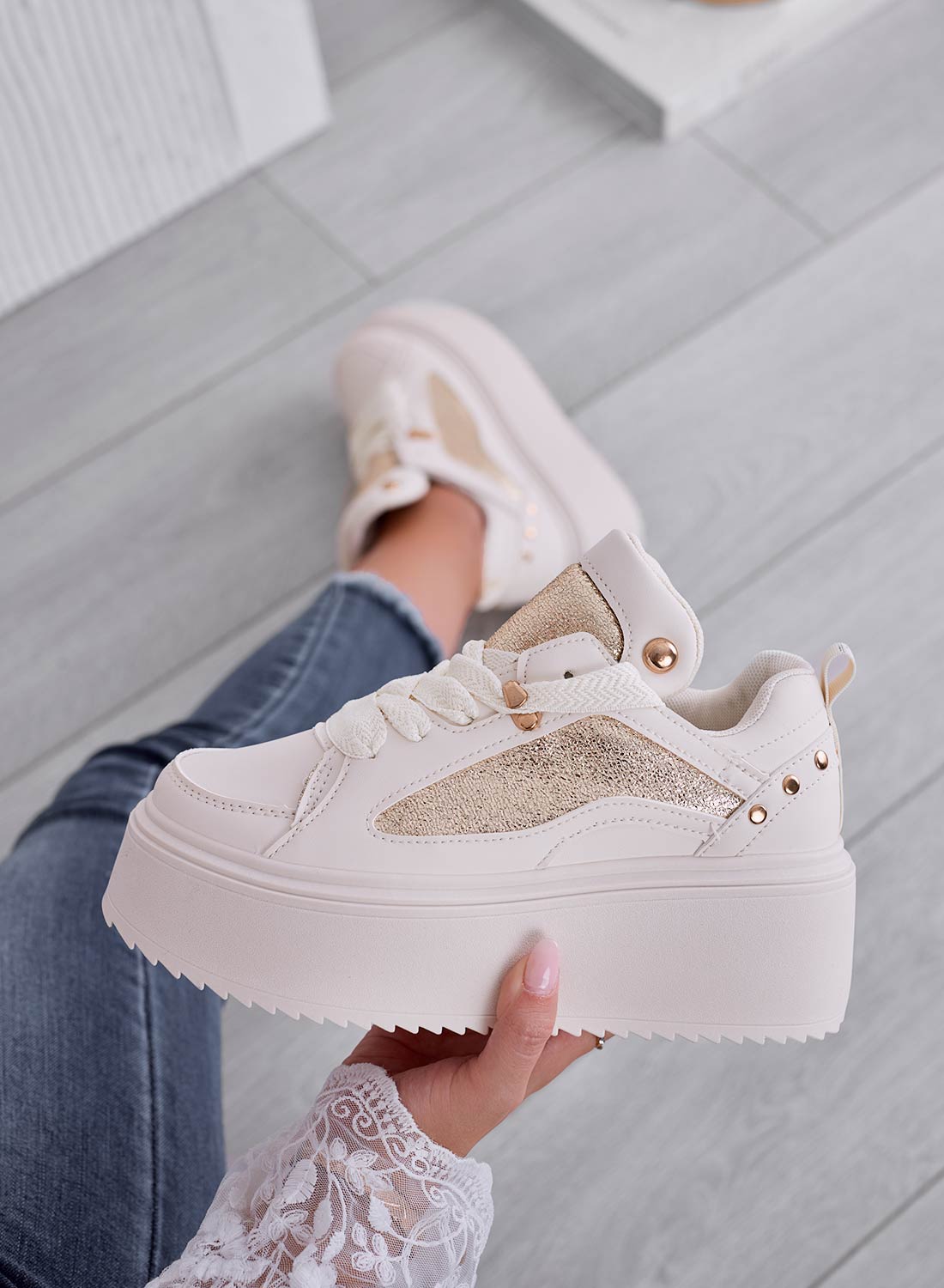 Lux_Alectoページ Sandali con tacco alto in vernice Beige – Alexoo