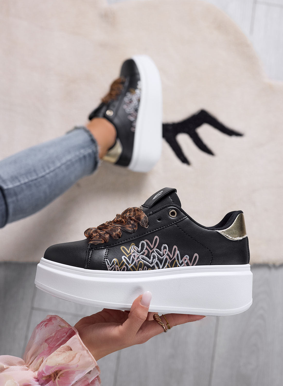 LUCKY - Black sneakers with leopard-print laces and hearts
