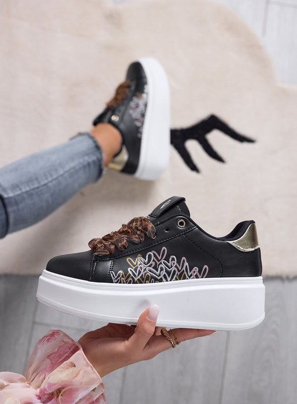 LUCKY - Sneakers nere con lacci maculati e cuori